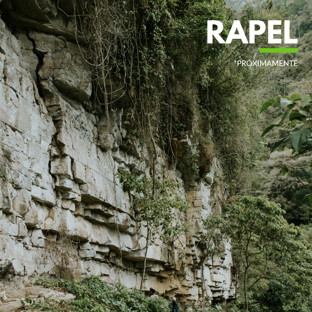 Farallón de piedra ubicado en La Ruta del Duende ideal para realizar descensos verticales utilizando un sistema seguro de cuerdas conocido como rapel